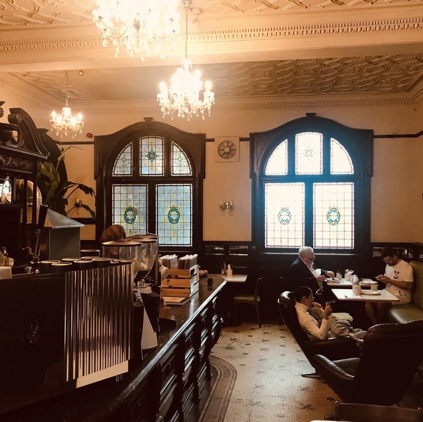 cafe interor kings head pub heritage